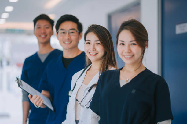 portrait asian chinese doctors nurses in a row - 醫(yī)療 個照片及圖片檔