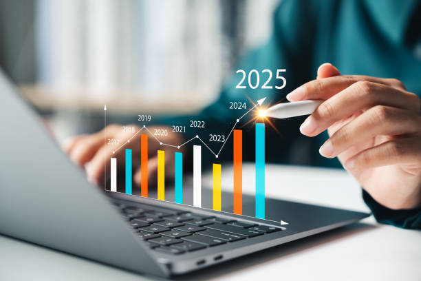 businesswoman analyze the profitability of companies using digital graphs, positive trends for 2025. - 營(yíng)銷 個(gè)照片及圖片檔
