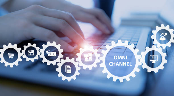 omnichannel marketing concept. digital online marketing commerce sale. for customer engagement by integrated online and offline channels. person working on computer with the icons of omni channel. - 系統(tǒng)定制開發(fā) 個(gè)照片及圖片檔